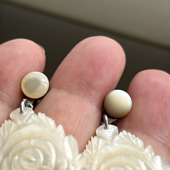 🖤Handcarved Rose 🌹 design MOP dangle clip on earrings - Picture 3 of 10